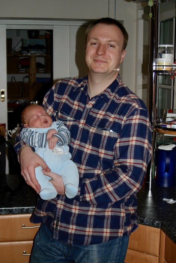 Vater mit Baby im Arm